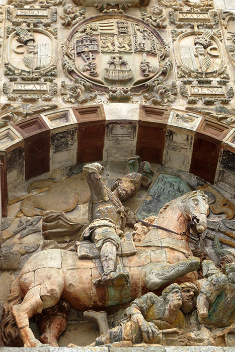 Escultura de El Cid en la portada del monasterio