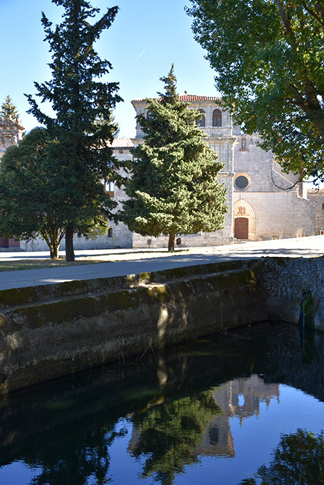 Fachada y entorno del monasterio