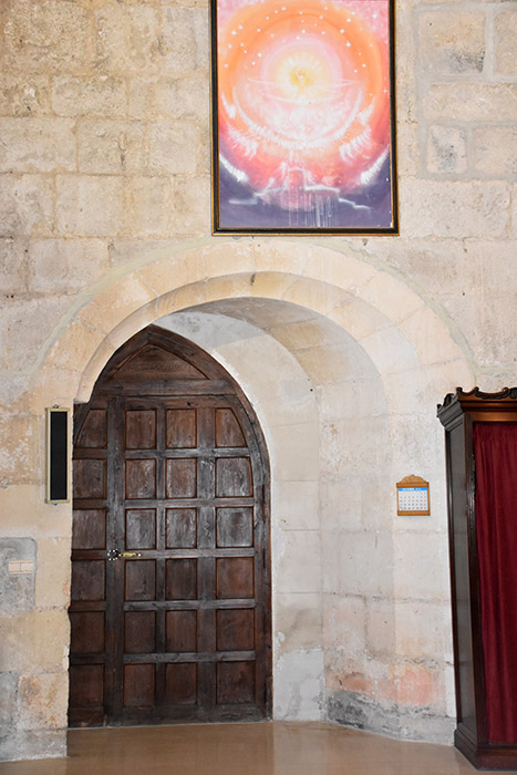 Arco oblicuo que comunica el presbiterio y la sacristía