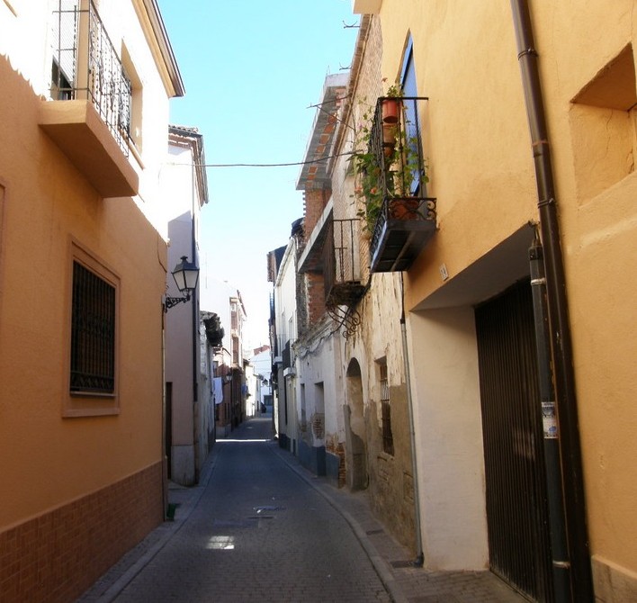 04 Calle Larga. Subsisten pocos edificios antiguos