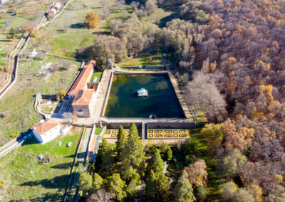 Vista aérea del conjunto edificado y estanque