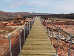 Pasarela de madera instalada en uno de los espacios analizados