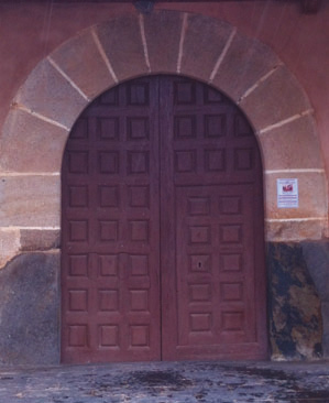 Foto 3. Portada de acceso al interior