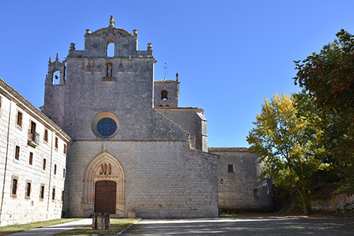  Espadaña y portada de iglesia