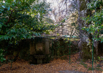 Fuente del escudo del jardín romántico