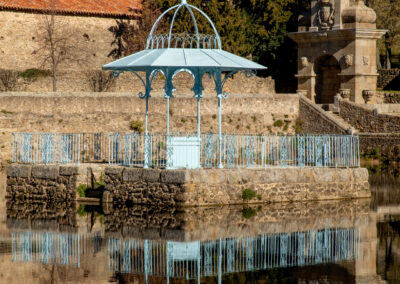 Vista del templete con la Fuente de la Sábana al fondo