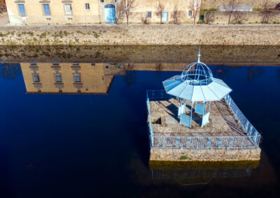 Reflejo del palacete en el estanque