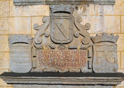 Detalle escudo e inscripción de los Duques de Béjar