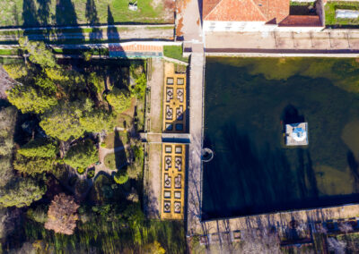 Vista aérea del jardín romántico y estanque