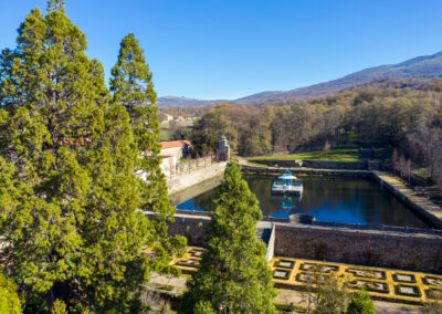 Vista general del estanque desde el jardín