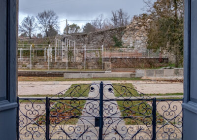 Vista desde el interior hacia el jardín íntimo o secreto